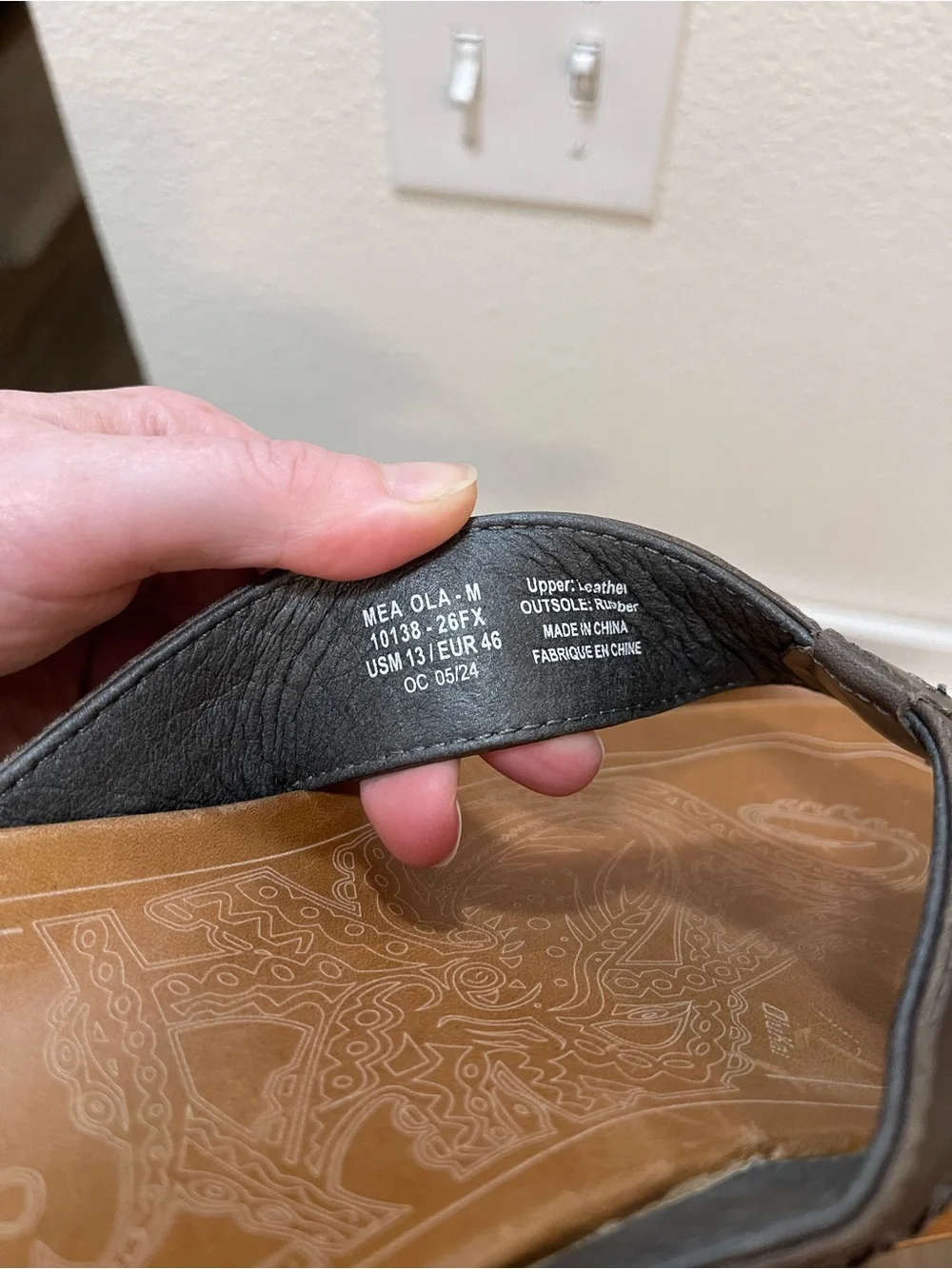 OluKai Mea Ola Leather Flip-Flop Sandals